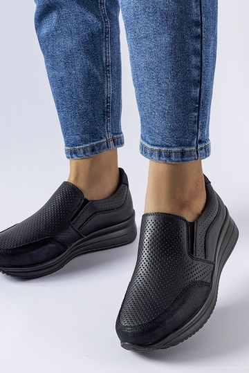 Juodi ažūriniai sportbačiai...