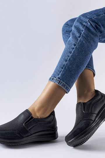 Juodi ažūriniai sportbačiai... 2