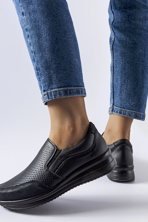 Juodi ažūriniai sportbačiai su... Juodi ažūriniai sportbačiai su...