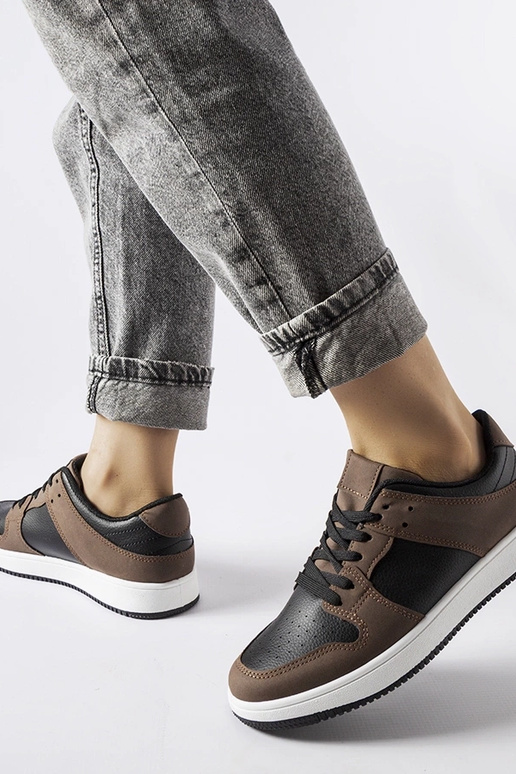 Jacqueline rudi ir juodi sportbačiai Jacqueline rudi ir juodi sportbačiai