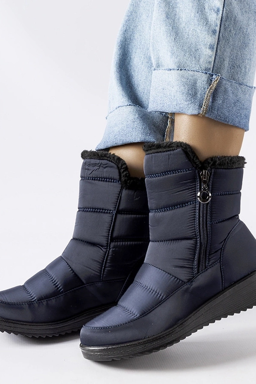 Tamsiai mėlyni sniego batai su žemu... Tamsiai mėlyni sniego batai su žemu...