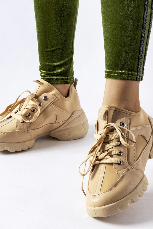 Juodi aulinukai ant žemo kulniuko,...