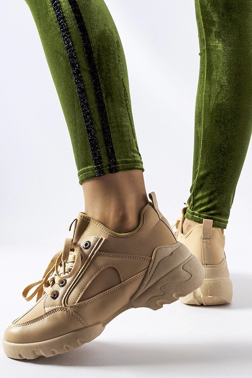 Juodi aulinukai ant žemo kulniuko,...