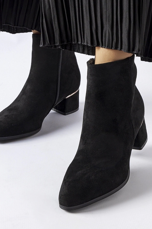 Rudi pusbačiai ant masyvios padukos,...