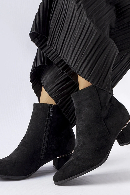 Rudi pusbačiai ant masyvios padukos,...