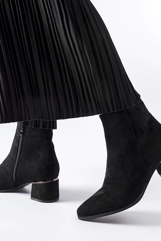 Rudi pusbačiai ant masyvios padukos,...