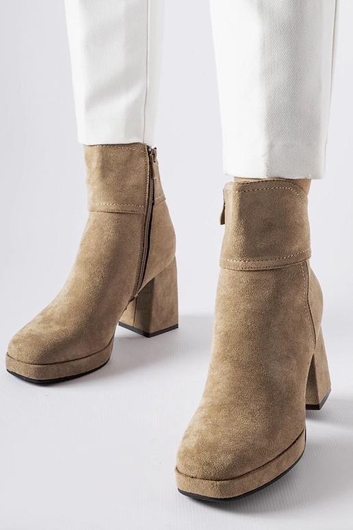 Rudi įsispiriami aukšti auliniai...