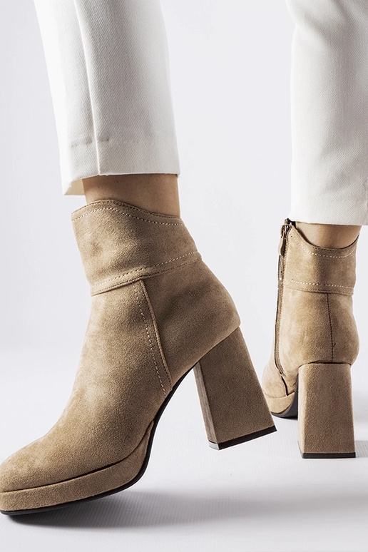 Rudi įsispiriami aukšti auliniai...