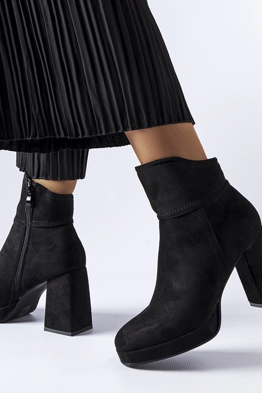 Juodi kulkšnies batai su masyviu... Juodi kulkšnies batai su masyviu...