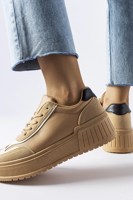 Smėlio spalvos sportbačiai ant storos...