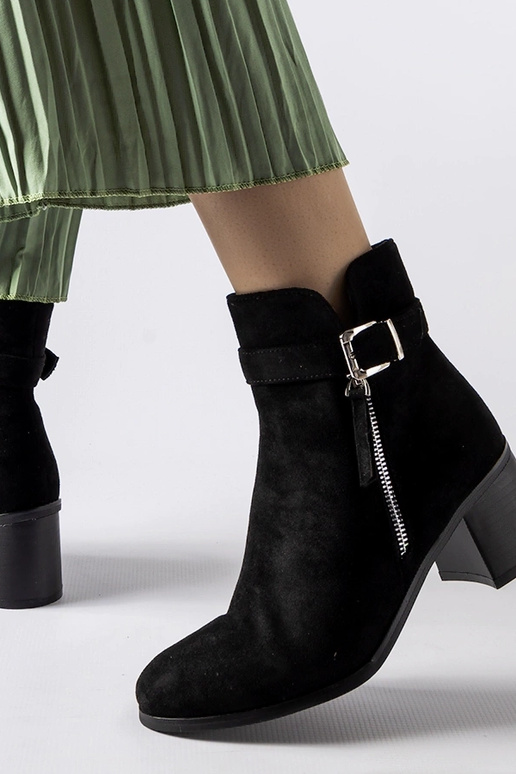 Juodi kulkšnies batai su žemu kulnu...