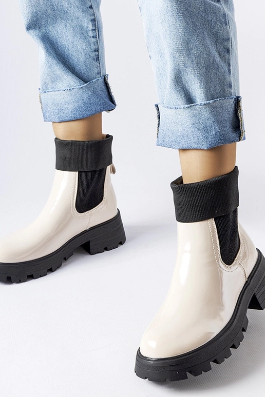 Smėlio spalvos užsegami darbo batai...