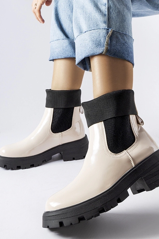 Smėlio spalvos užsegami darbo batai...