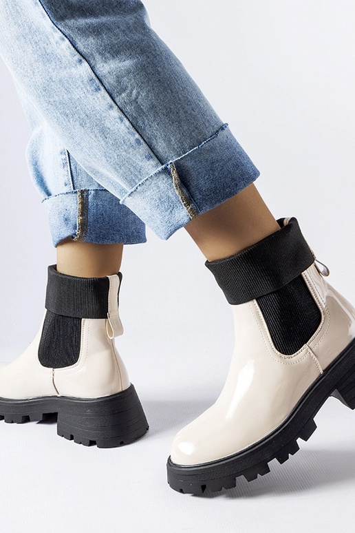 Smėlio spalvos užsegami darbo batai...