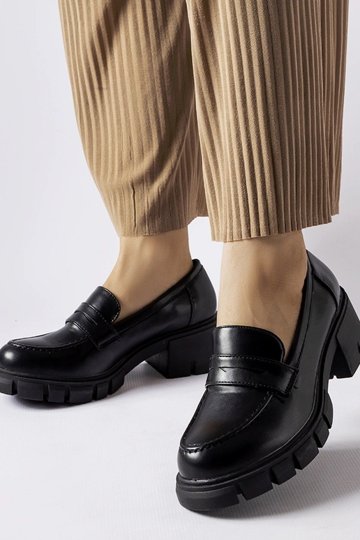 Juodi klasikiniai batukai ant Dina bloko