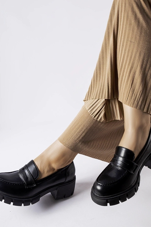 Juodi klasikiniai batukai ant Dina bloko