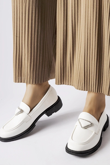 Balti mokasinai dekoruoti...