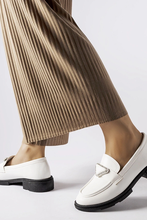 Balti mokasinai dekoruoti cirkoniais...