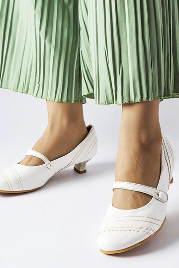 Baltos žemakulnės pompos...