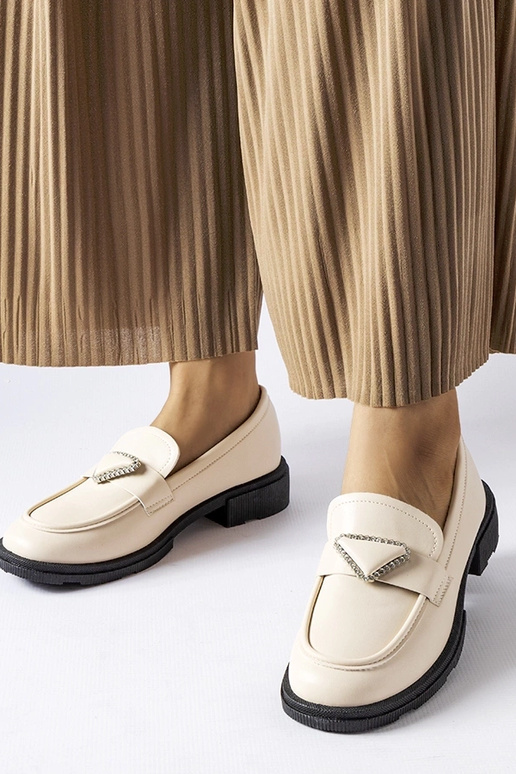 Smėlio spalvos mokasinai dekoruoti...