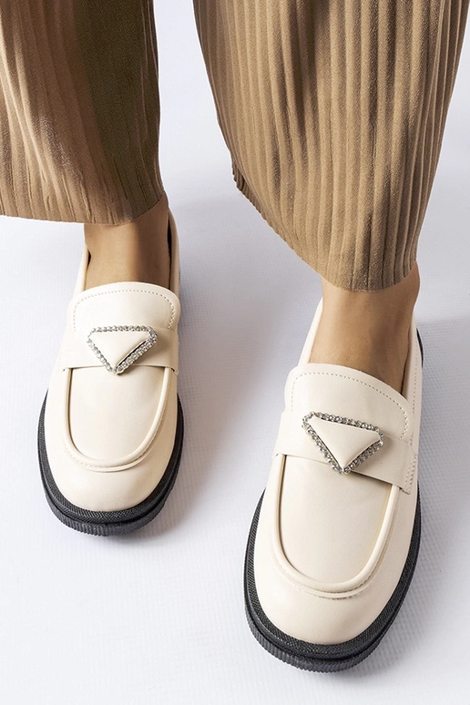 Smėlio spalvos mokasinai dekoruoti...