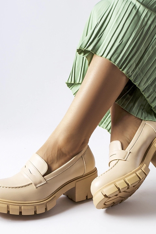 Smėlio spalvos elegantiški mokasinai,...