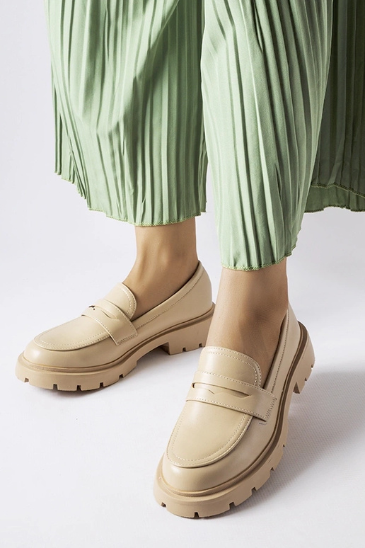 Juodi dekoruoti sportiniai bateliai,...