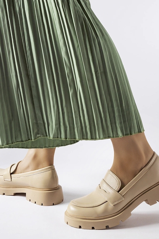 Juodi dekoruoti sportiniai bateliai,...