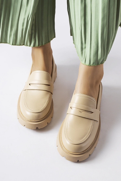 Juodi dekoruoti sportiniai bateliai,...