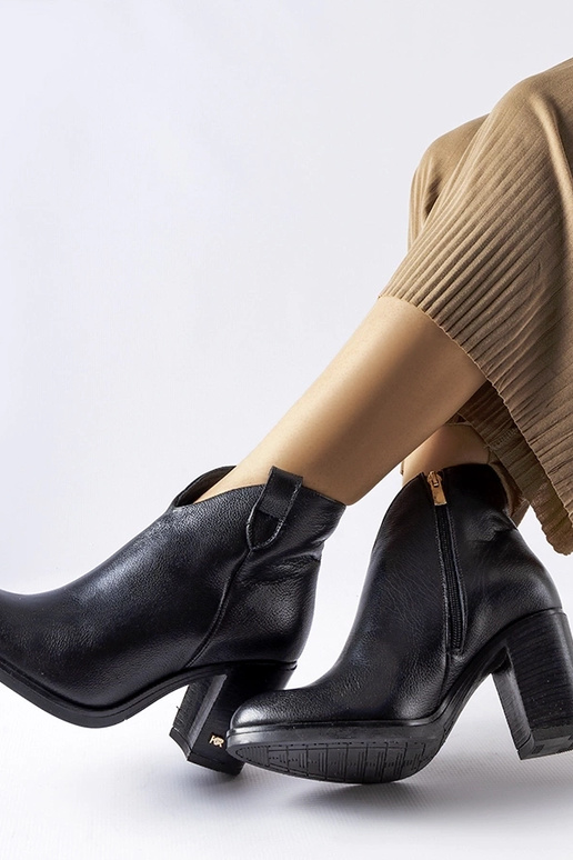 Juodi lakuoti pusbačiai su sagtimis,...