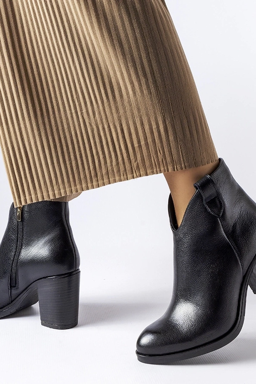 Juodi lakuoti pusbačiai su sagtimis,...