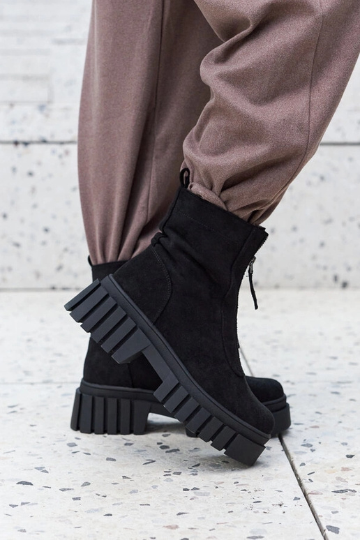 Juodi izoliuoti moteriški kulkšnies...