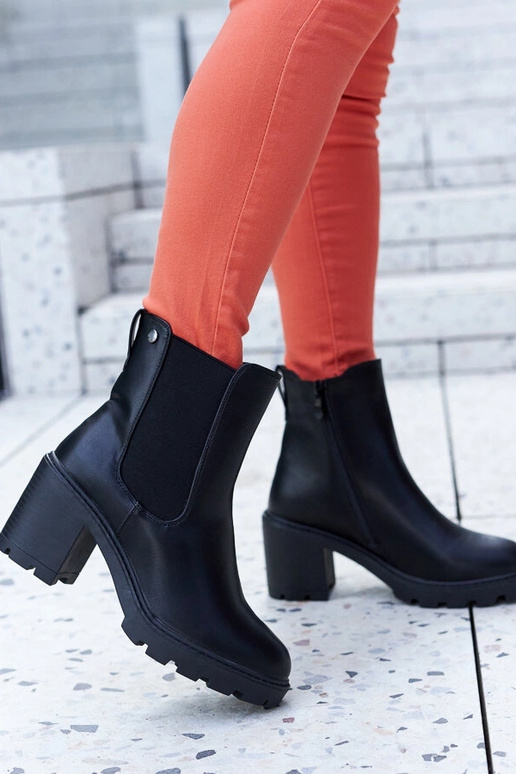 Juodi izoliuoti klasikiniai kulkšnies...