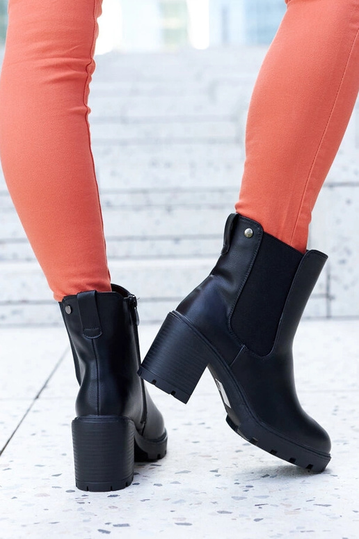 Juodi izoliuoti klasikiniai kulkšnies...