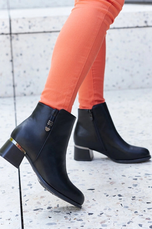 Juodi dirbtinės odos auliniai batai...