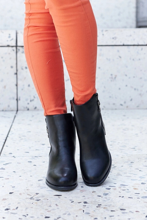 Juodi dirbtinės odos auliniai batai...