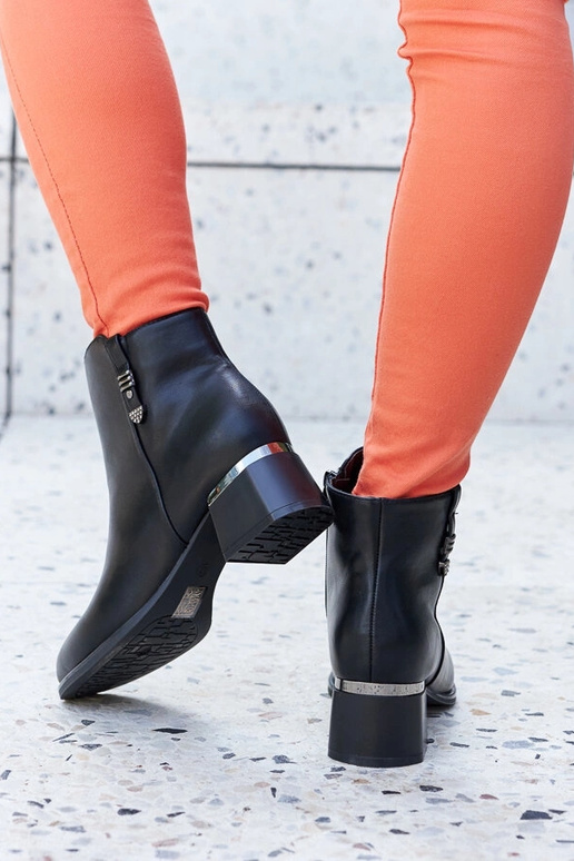 Juodi dirbtinės odos auliniai batai...