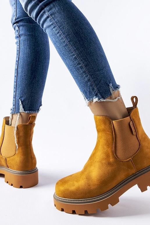 Rudos spalvos izoliuoti batai Big...