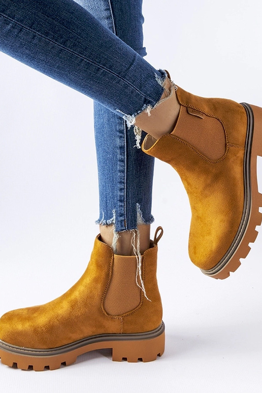 Rudos spalvos izoliuoti batai Big...