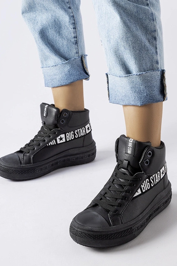 Juodi izoliuoti sportbačiai...