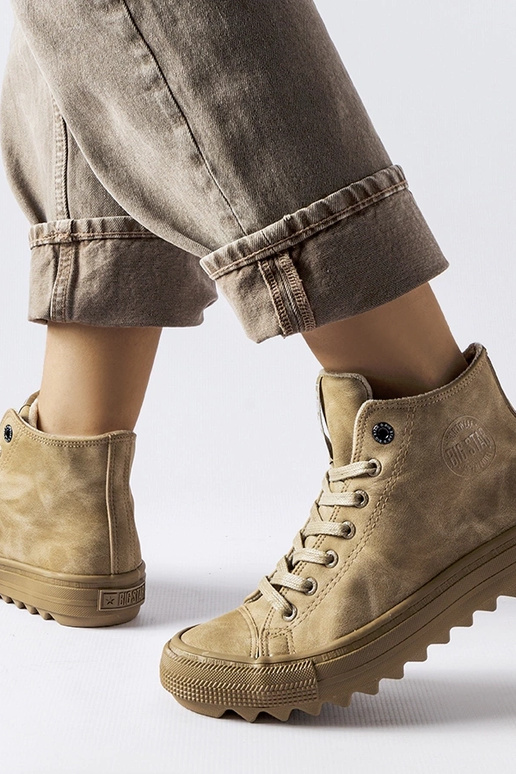 Smėlio spalvos izoliuoti sportbačiai...