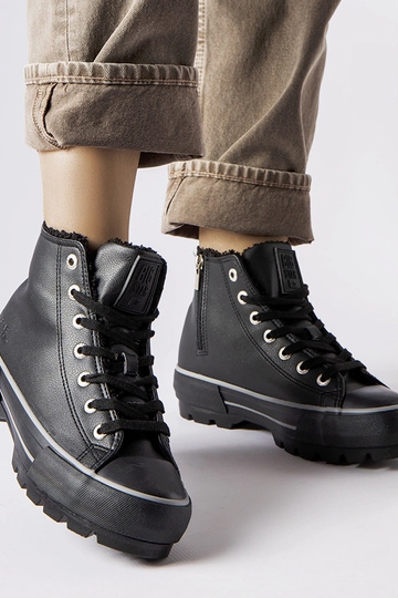 Juodi izoliuoti sportbačiai...