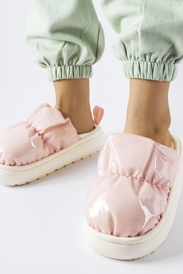 Rožinės izoliuotos šlepetės...