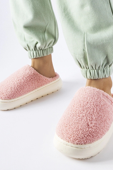 Rožinės izoliuotos šlepetės...