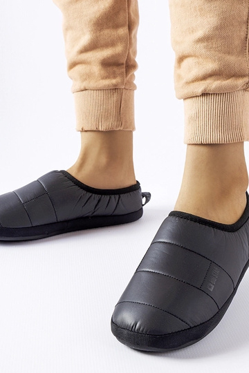 Juodos izoliuotos šlepetės...