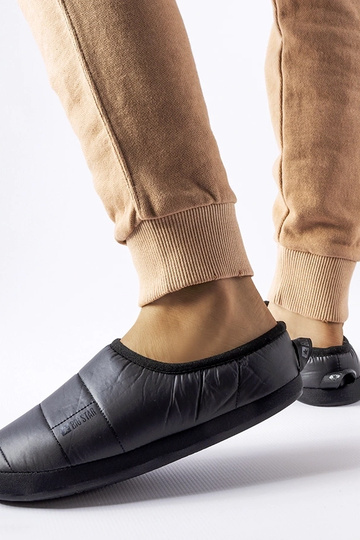 Juodos izoliuotos šlepetės... 2