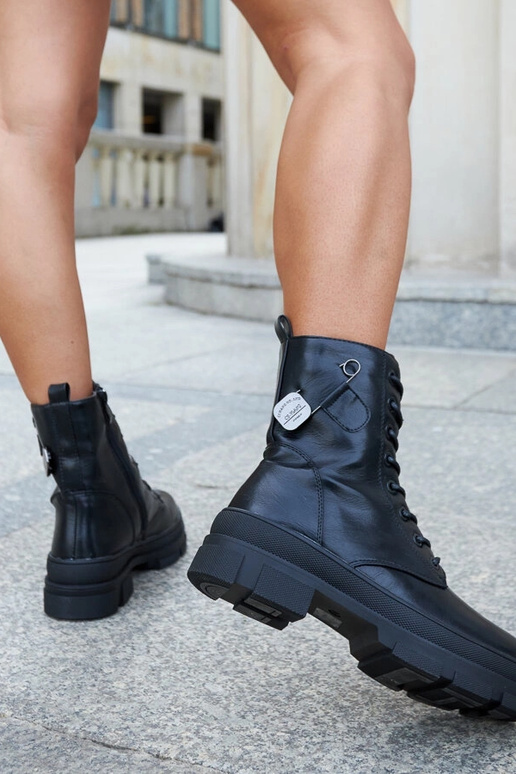 Juodi izoliuoti batai su Saavedra...