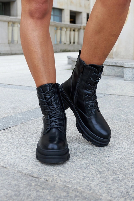 Juodi izoliuoti batai su Saavedra...