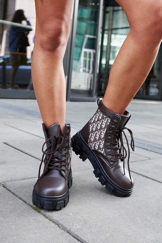 Rudi batai su dekoratyvine raide... Rudi batai su dekoratyvine raide...