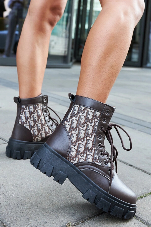 Rudi batai su dekoratyvine raide... Rudi batai su dekoratyvine raide...